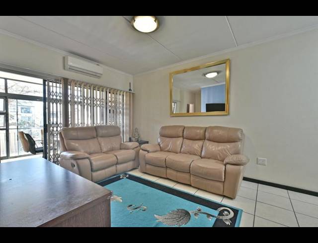 3 BEDROOM APARTMENT FOR SALE IN OAKDENE